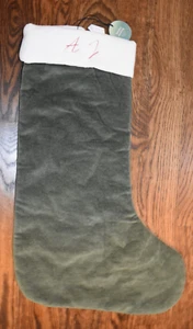 West Elm grüner Samtstrumpf 22,5" hat Monogramm NEU Neu mit Etikett - Bild 1 von 3