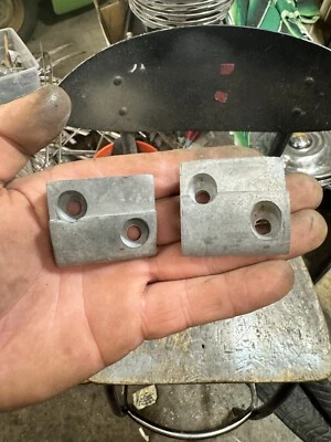 Chevrolet Car NORS 1939 1940 par de placas de bloqueo de pestillo de jamba de puerta delantera o trasera Foto 1 de 4