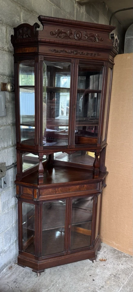 RARO GABINETE DE PORCELANA DE ESQUINA DE VIDRIO BISELADO Y BURL VICTORIANO Foto 1 de 4