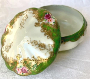 EARLY c1891 NIPPON HAND PAINTED GREEN TRINKET BOX, CABBAGE ROSES, MAGENTA MARK - Picture 1 of 11