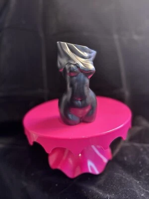 Jarrón de resina negra esculpido con cuerpo femenino Foto 1 de 4