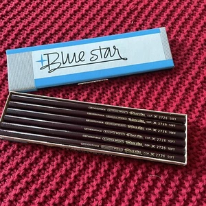 12x 1970er J. Bleistift Papp-Schachtel BLUE STAR BOHEMIA WORKS 2726 Bleistifte - Bild 1 von 9