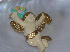 Nachlass große Kunststoff Cherub mit Rosenstrauß & vergoldeten Flügeln Anstecknadel Brosche -  - Bild 1 von 3
