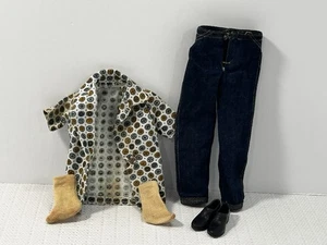 De Colección Ken Muñeca Ropa Años 60 Camisa Estampada, Pantalones Vaqueros, Calcetines y Zapatos Barbie - Imagen 1 de 7