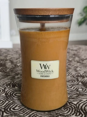 Vela de pachulí WoodWick PlusWick 22 OZ con cubierta superior reloj de arena agrietado NUEVO Foto 1 de 4