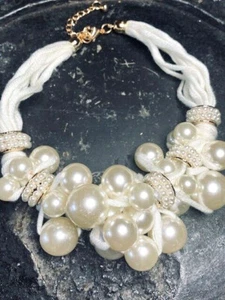 Mehrreihige weiße Perlenkette Perlen Collier mit Bändern und Charms - Bild 1 von 4