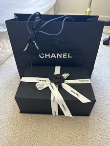 Confezione regalo Chanel. Ottimo per borsa piccola. Vedi foto per taglia.usato - Foto 1 di 13
