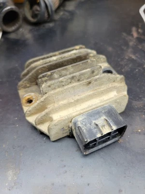04-06 REGULADOR DE VOLTAJE RECTIFICADOR OEM YAMAHA BRUIN 350 Foto 1 de 3