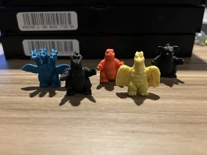 Godzilla Minifigures POPY Giappone Set 5 Pezzi Vintage Gomma Keshi - Foto 1 di 1