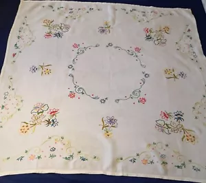 PRETTY HAND EMBROIDERED FLORAL LINEN TEA CLOTH - Picture 1 of 6