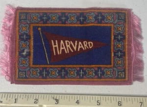 Pennant college in feltro tabacco B51 primi '900 con frange Harvard 4"X7" rosa - Foto 1 di 1