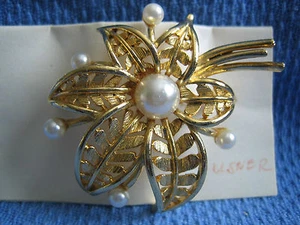 VINTAGE GOLDTONE FLOWER / FAUX PEARL PIN BROOCH ! ~ SIGNED~ LISNER - Picture 1 of 3