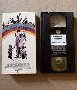 UNDER THE RAINBOW (1981) Very Good USED 1991 VHS CHEVY CHASE CARRIE FISHER - Foto 1 di 5