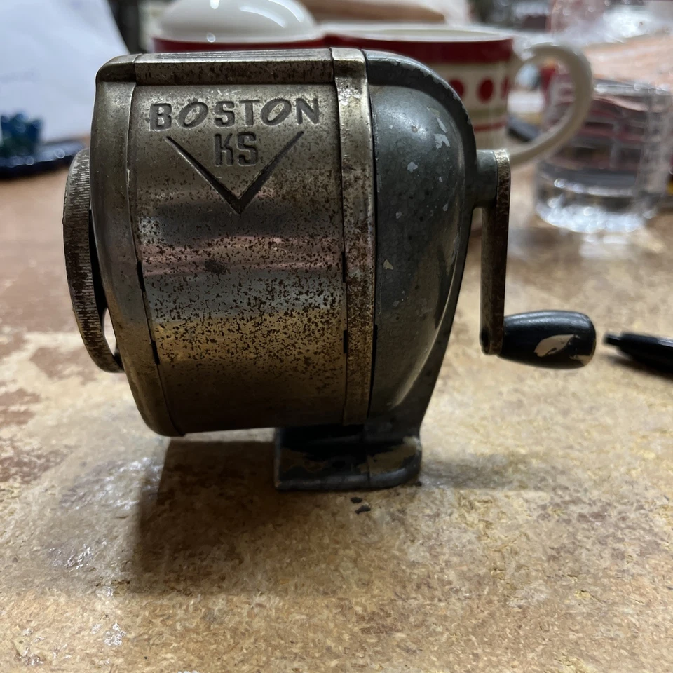 Sacapuntas Boston Vintage Modelo KS Montaje en Mesa de Pared Manivela Old School Foto 1 de 4