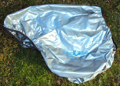 Cubierta de silla de montar inglesa PELHAM SADDLERY - plateada, logotipo azul - resistente al agua - BONITA Foto 1 de 4