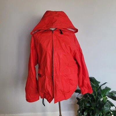 Chaqueta corta de lluvia London Fog roja con capucha pequeña Foto 1 de 4