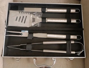 4-teiliges Outdoor Edelstahl 16" BBQ Grillwerkzeug Set mit Koffer und Schürze - Bild 1 von 6