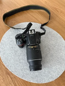 Nikon D5600 + AF-S DX 55-200mm VR Objektiv + Zubehör - Bild 1 von 24