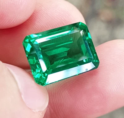 Flawless Natural 9.50 Ct Green Emerald GIE Certified Emerald Cut Loose Gemstone - Image 1 of 4