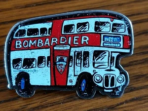 Bombardier Doppeldeckerbus prangt mit St. George's Cross Pin/Abzeichen. 2011 - Bild 1 von 2