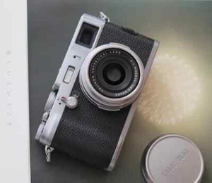 Fujifilm X100 12.3MP APS-C 4x Optical Zoom Digital Camera with 23mm Fujinon Lens - Picture 1 of 6