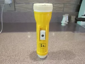 VINTAGE 1950's JOHN DEERE RARE COLLECTABLE YELLOW and WHITE FLASHLIGHT WORKS! - Picture 1 of 8