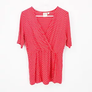 Camiseta deportiva Truth + Style a rayas asimétrica detalle de reunión roja para mujer talla S - Imagen 1 de 5