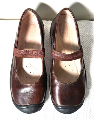 Keen Mujer Mary Janes 8 Cuero Marrón Correa de Cuero Elástico 2 pulgadas Cuña Cómoda Foto 1 de 4