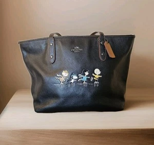 Coach Peanuts Snoopy Tote Black Leather City Zip Bag Ice Skating - Imagen 1 de 12