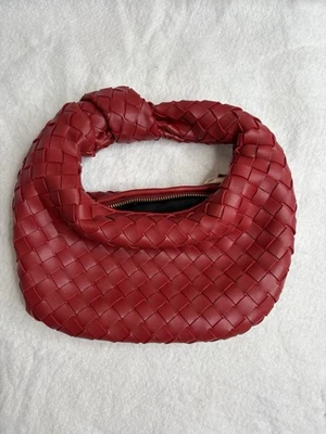 Bolso de hombro Urban Expressions rojo tejido con asa de nudo cartera de cuero vegano Foto 1 de 4