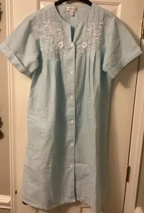 Women’s Miss Elaine Aqua Seersucker Housecoat Sz S Snap Close Robe House Dress - Picture 1 of 3
