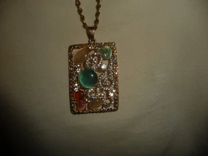 CIONDOLO TONO ORO CON PIETRA MULTICOLORE E STRASS CON COLLANA CATENA #15/4 - Foto 1 di 5