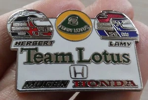 PIN'S F1 FORMULA ONE TEAM LOTUS MUGEN HONDA CASQUE JOHNNY HERBERT PEDRO LAMY MFS - Foto 1 di 4