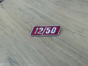 Insignia alerón trasero original Triumph Herald 12/50, rojo y cromado, en muy buena condición - Imagen 1 de 2