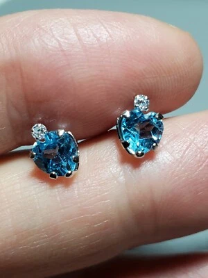 Aretes con corazón de topacio y circonitas cúbicas de 1,95 quilates en oro blanco de 10 quilates Foto 1 de 4