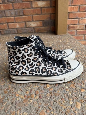 Zapatos de tenis Converse de caña alta con estampado de leopardo Chuck Taylor para mujer 10 - Usados Foto 1 de 4