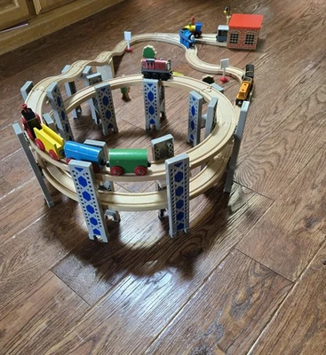 Juego de montaña rusa de tren espiral de madera Imaginarium con trenes para BRIO Thomas Foto 1 de 4