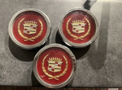"Juego de tapas centrales de rueda Cadillac de la década de 1980 de 3-4 1/2"" originales OEM" Foto 1 de 4