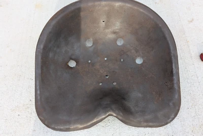 Антикварное винтажное металлическое сиденье для трактора WI Barn ржавый фермерский инструмент декор S - Изображение 1 из 4