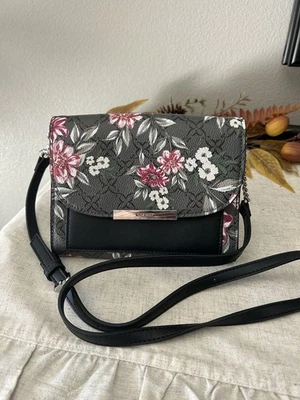 Bandolera Nine West Jet negra floral Foto 1 de 4
