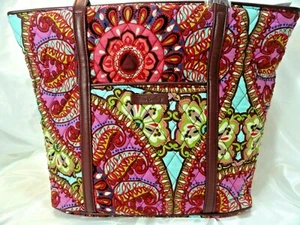 Vera Bradley's SMALL CLARET TRIMMED "THE VERA TOTE" in MEDAGLIONE RESORT NUOVO CON ETICHETTE - Foto 1 di 11