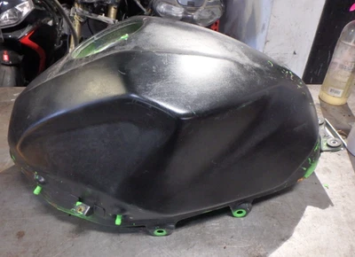 KAWASAKI NINJA 400 TANQUE DE COMBUSTÍVEL - SEM FERRUGEM - FABRICANTE DE EQUIPAMENTO ORIGINAL P/N 51091-5023-777 - Imagem 1 de 4