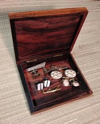 Lote de gemelos y barra de corbata vintage dentro caja de latón y madera ornamentada Swank & Anson Foto 1 de 4