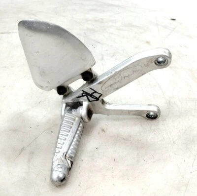 MV Agusta Brutale 750 S 2004 soporte de montaje de clavija de pie delantero derecho Foto 1 de 4