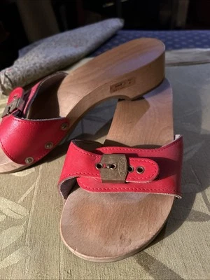 Sandalias Dr Scholls De Colección Cuero Rojo/Madera Talla 7 Para Mujer Sin Cordones Hechas en Austria Usar Foto 1 de 4