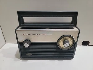 Vintage Motorola Ranger All Transistor Radio L20E - Picture 1 of 3