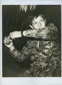 Adolescente aprende a ser soldado - Lanzamiento de granadas - Jordan c1970s foto de prensa - Imagen 1 de 2