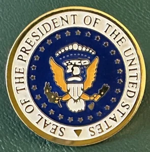 SEAL OF THE PRESIDENT OF THE UNITED STATES HAT LAPEL PIN~ USA  [P] - Picture 1 of 3