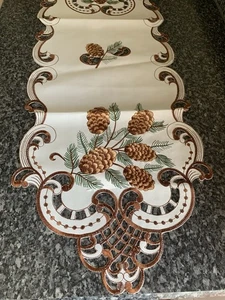 Pinecone Tischläufer 68” L X 14” B. NEU - Bild 1 von 5