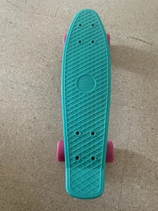 Pennyboard türkis mit pinken Rollen, nur einmal benutzt, sehr guter zustand - Bild 1 von 2